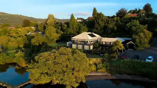 Black Swan Lakeside Boutique - 24