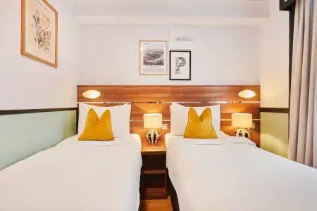 Huttons, Victoria London - 5