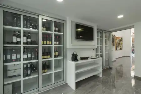 Art & Wine Boutique - 12