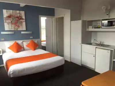 Waterfront Lodge Motel - 97