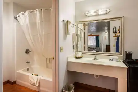 Sandia Peak Inn Old Town ABQ, a Howard Johnson by Wyndham - 7