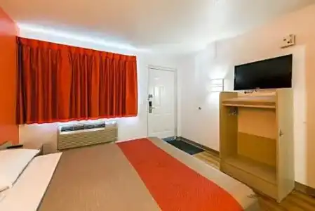 Motel 6 Reno - Virginia Plumb - 11