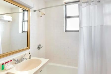 Ramada by Wyndham Jersey City - 23