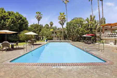 Super 8 by Wyndham Long Beach - 8