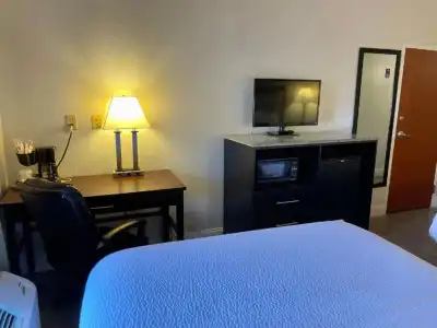 Days Inn & Suites by Wyndham Lakeland - 60