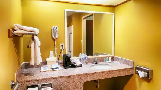Quality Inn Airport - 9