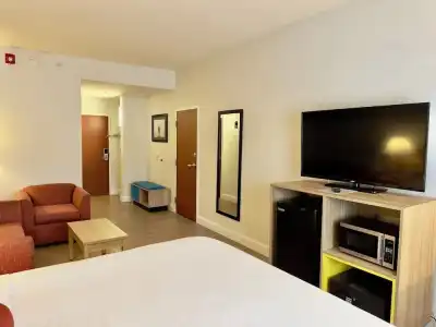 Days Inn & Suites by Wyndham Lakeland - 104