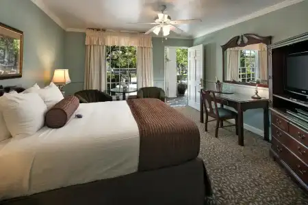 Lavender Inn by the Sea - 16