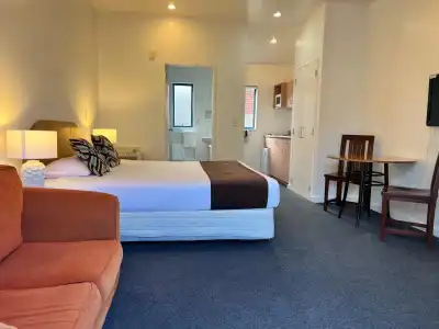 Bush Inn Court Motel - 1