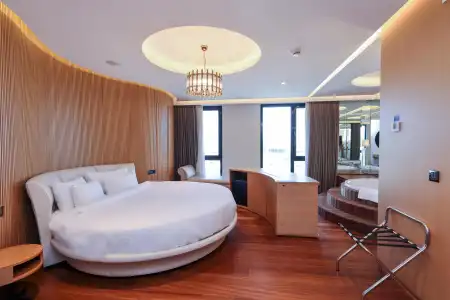 Radisson Blu, - 51