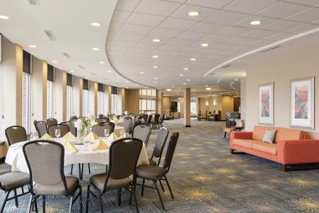 Hilton Garden Inn Fargo - 37