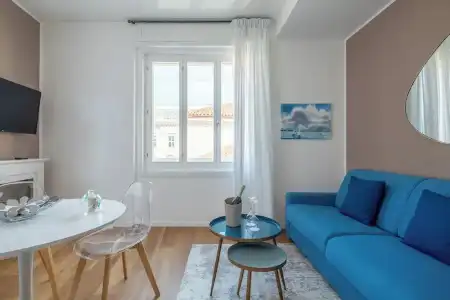 Vis a Vis Apartments - 102
