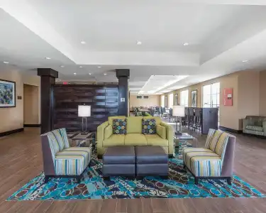 Comfort Inn & Suites Airport North - 2