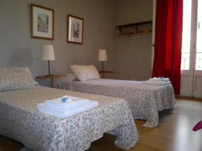 Ally's Guest House Barcelona B&B - 50