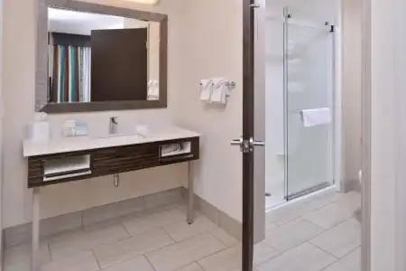 Hampton Inn & Suites Bend - 51