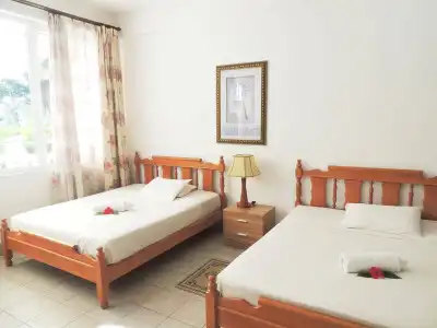 Reef Holiday Apartments - 2