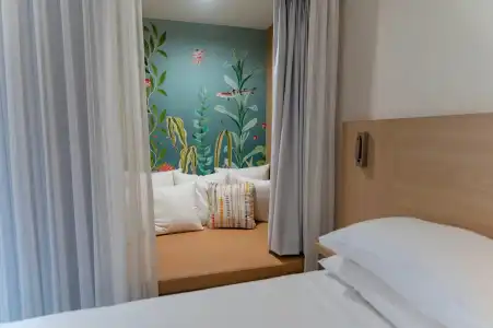 Howard Johnson by Wyndham Anaheim and Water Playground - 5