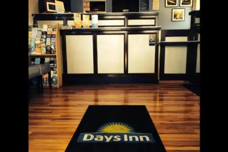 Days Inn by Wyndham Long Beach City Center - 11