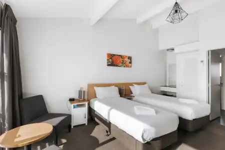 Cobblestone Court Motel – Wenzel Motels - 90