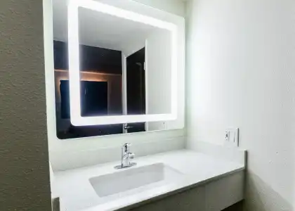Hollywood Inn Express LAX - 9