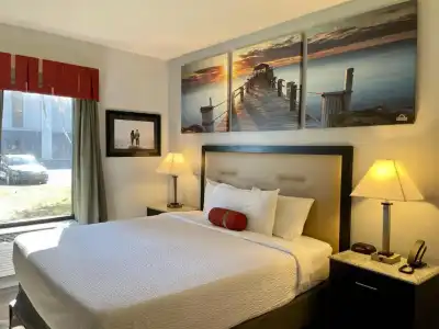 Days Inn & Suites by Wyndham Lakeland - 95
