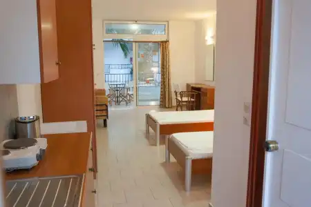 Coliseum Studios & Apartments - 5