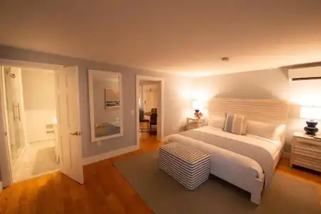 Town & Tide Inn - 67