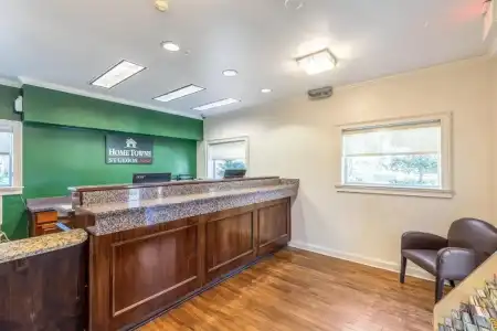 HomeTowne Studios by Red Roof Orlando - Casselberry - 15