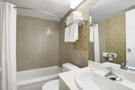 Super 8 by Wyndham Niagara Falls North - 6