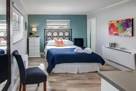 May-Dee Suites - 18