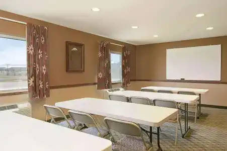 Super 8 by Wyndham Topeka at Forbes Landing - 12