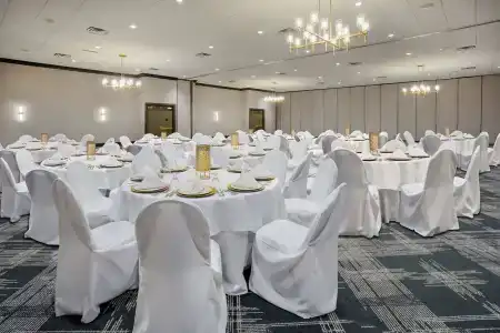 DoubleTree by Hilton - 28
