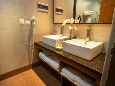 Weston Suites & - 79