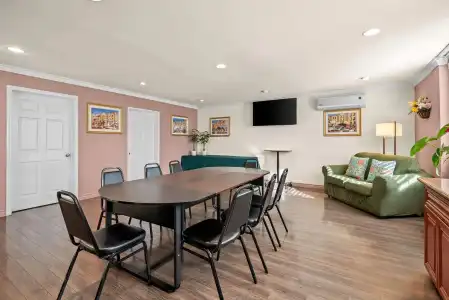 Howard Johnson by Wyndham Pasadena - 2