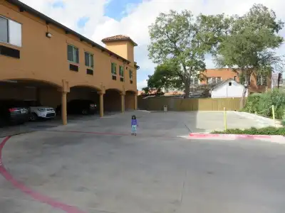La Hacienda near Alamodome & Riverwalk - 4