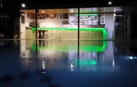 Un Side Apart - 4