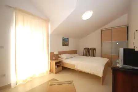 Pansion Anita - 12