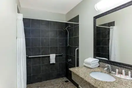 Super 8 by Wyndham San Diego Circle - 7