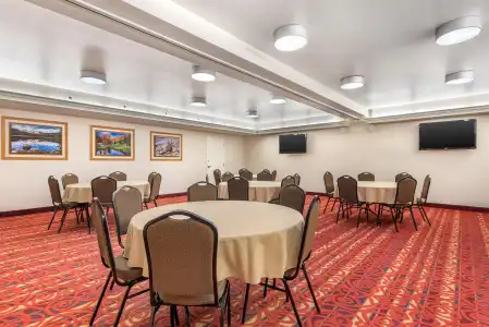 Best Western Plus Silver Saddle Inn - 19