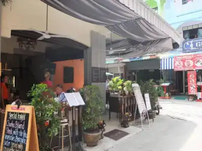 Friends Cafe Jomtien Guesthouse - 6