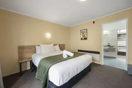 Fenton Court Motel - 75