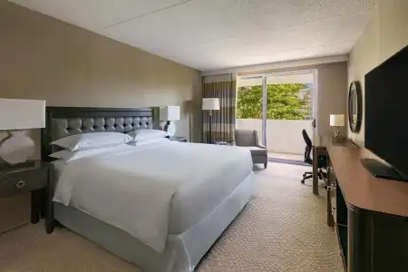 Sheraton Greensboro at Four Seasons - 8