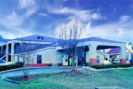 Econo Lodge - 10