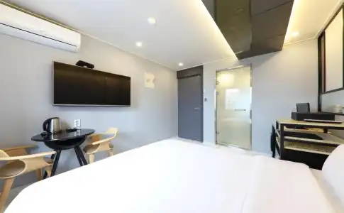 HY Realty - 10
