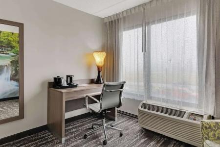 Clarion Pointe Near Erie Casino - 28