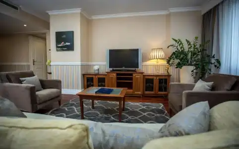 Queen's Court & Residence - 152