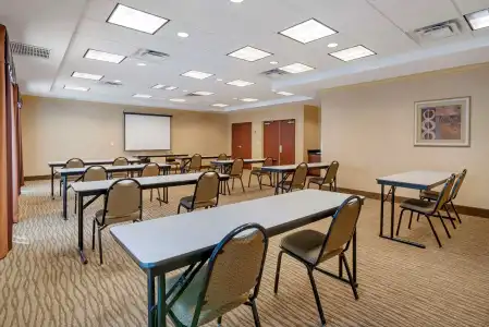 Comfort Suites Fredericksburg North - 22