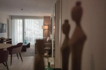 SUYTES Business Studios - 90