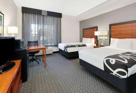 La Quinta Inn & Suites by Wyndham Dallas North Central - 6