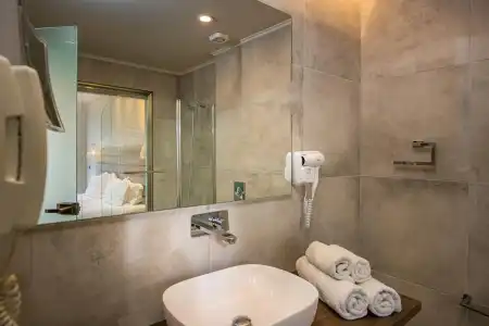 Alexandra Beach Resort & Spa - 7